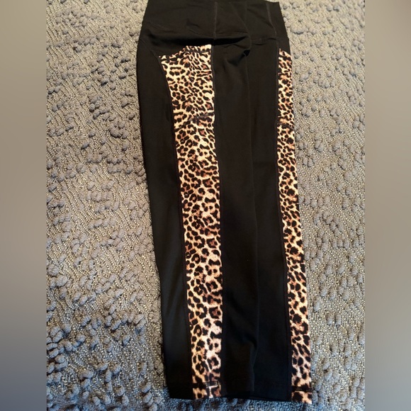 Zyia 3/4 legging with leopard side strip. - Picture 3 of 3